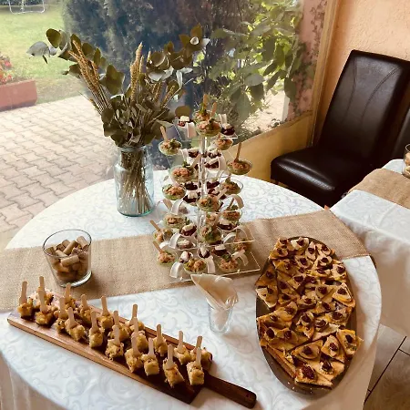 Hotel Logis La Bastide Des Golfs 3*