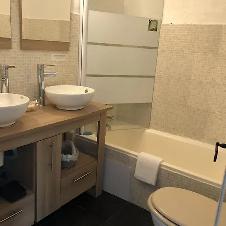 Logis La Bastide Des Golfs Hotel