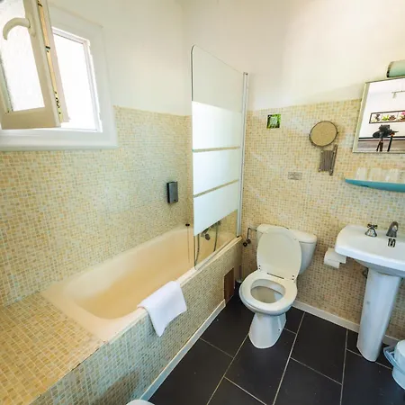 Hotel Logis La Bastide Des Golfs 3*