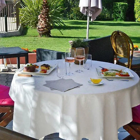 Hotel Logis La Bastide Des Golfs 3*